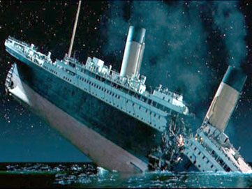Титаник се резцепва на две